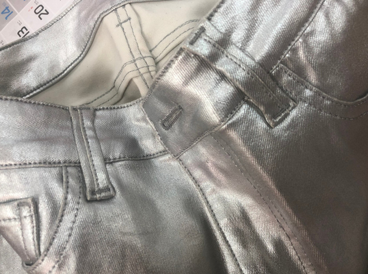 การเคลือบผ้า PU denim สําหรับผู้หญิง กางเกงยีนส์เสื้อเสื้อสีเงินสีทองสีน้ําเงินสีชมพูสีพิเศษ ผลิตในจีน