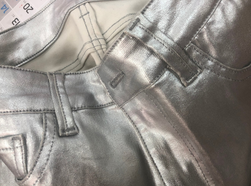 การเคลือบผ้า PU denim สําหรับผู้หญิง กางเกงยีนส์เสื้อเสื้อสีเงินสีทองสีน้ําเงินสีชมพูสีพิเศษ ผลิตในจีน
